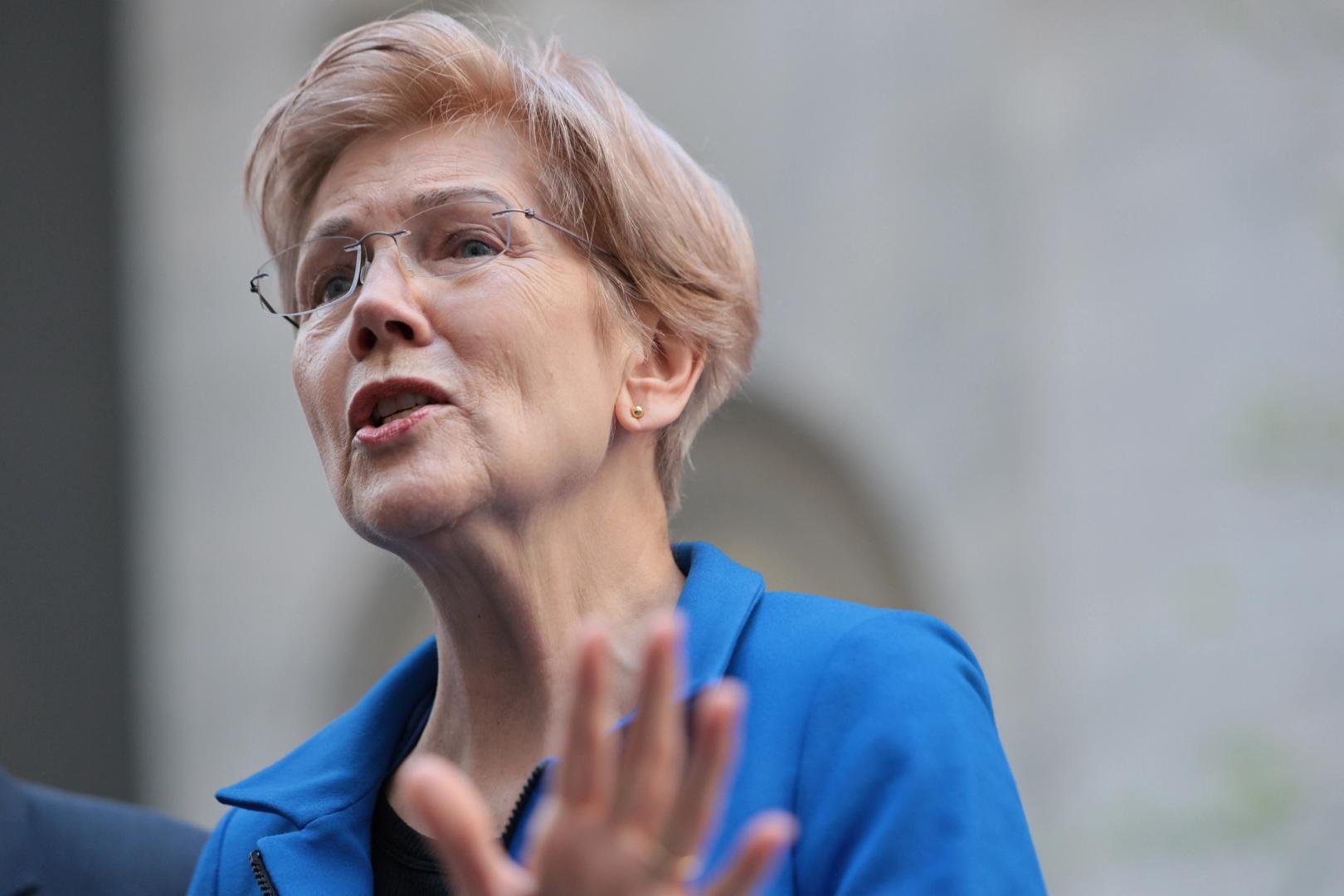 Senator Elizabeth Warren beschuldigt de Amerikaanse toezichthouder ervan ongekwalificeerde cryptobanken goed te keuren