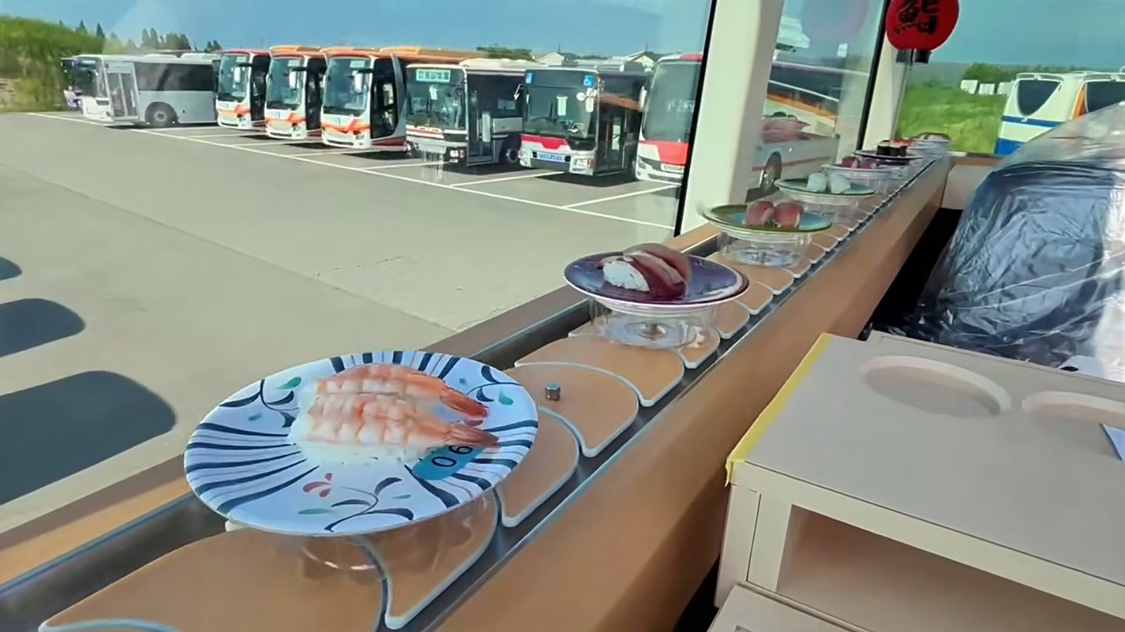 Tokyo's Sushi Bus combineert dineren aan de lopende band met sightseeing in de open lucht