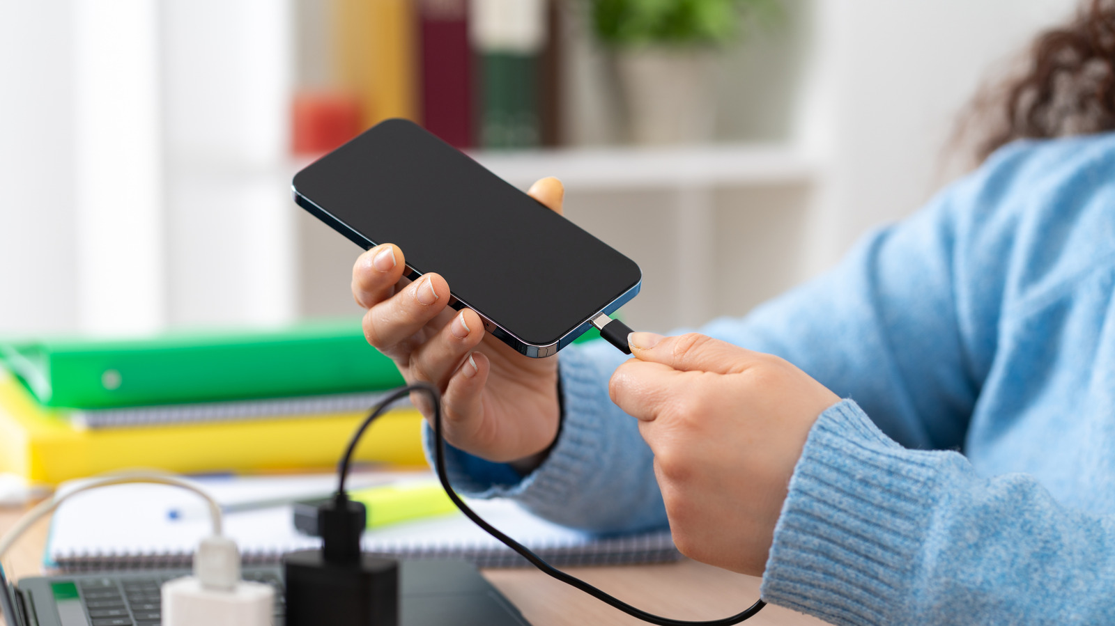 Kan het gebruik van uw telefoon tijdens het opladen de levensduur van de batterij beïnvloeden?