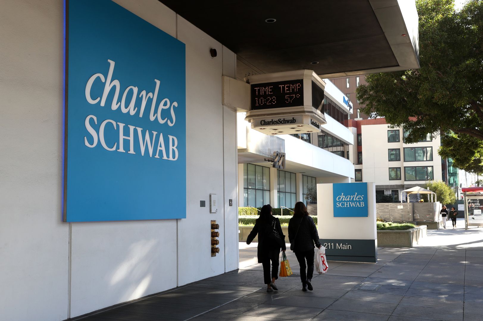 Schwab is van plan om bitcoin en etherhandel in de eerste helft van 2026 te lanceren