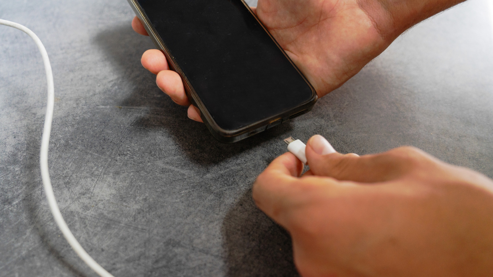 Waarom gebruiken telefoons nog steeds de batterij als ze zijn uitgeschakeld?