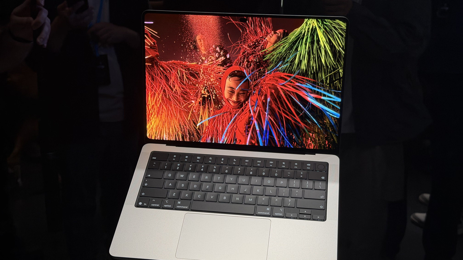 De opnieuw ontworpen MacBook Pro van Apple heeft een OLED-touchscreen en weegt slechts drie pond