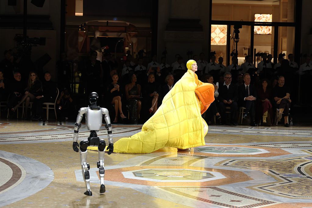 Vogue stuurde robots over de catwalk van Vogue World, en de mensen waren niet onder de indruk