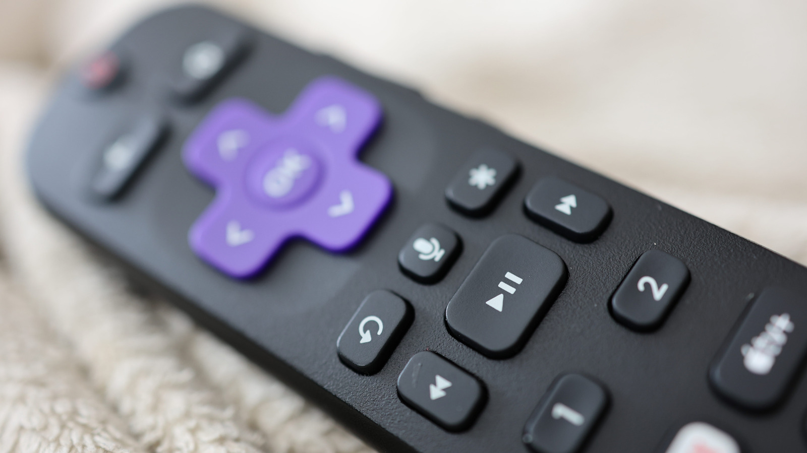 Hoe u uw Roku-afstandsbediening kunt programmeren voor stembediening van uw niet-Roku-tv