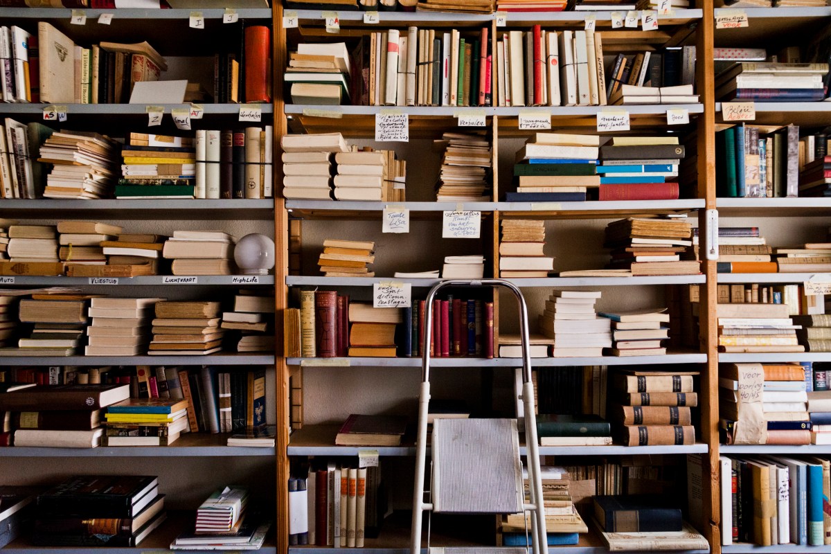 Amazon, dat begon met het verkopen van boeken, vernietigt zeldzame teksten om AI te trainen