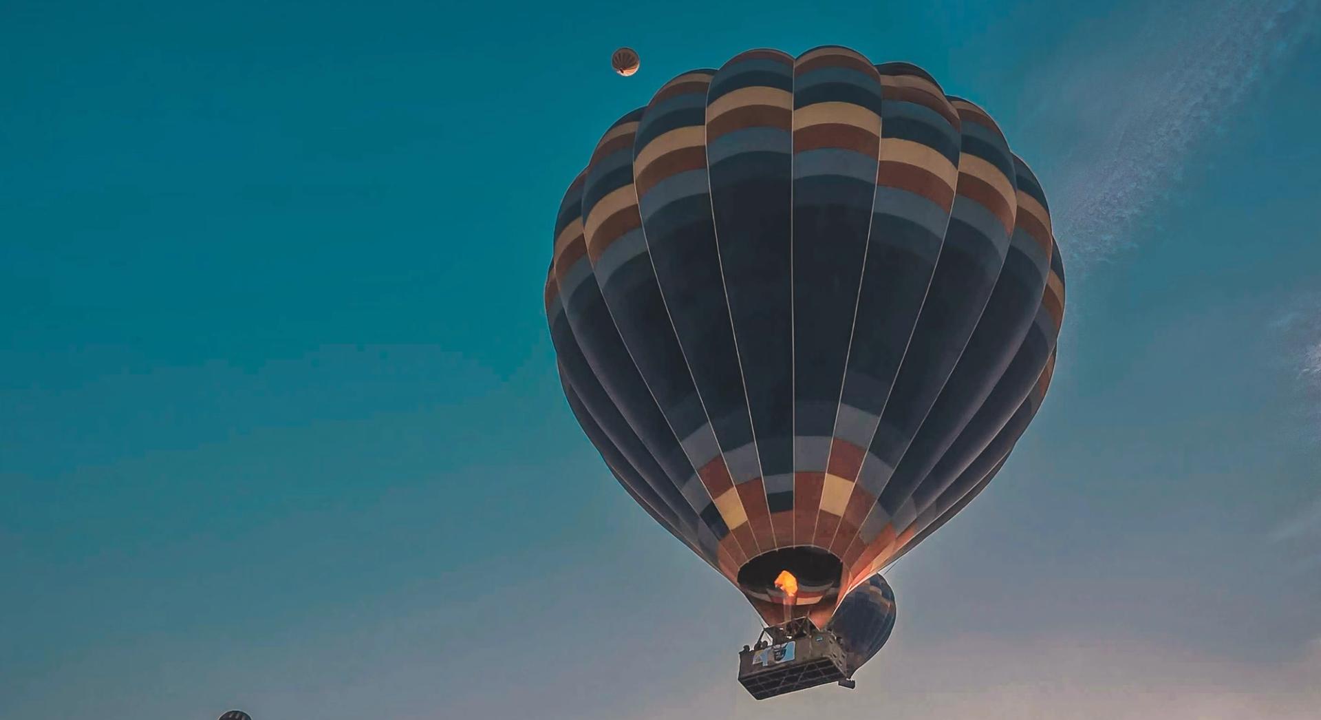 Bitcoin stijgt naar $77.000 voorafgaand aan het besluit van de Fed, terwijl Trump zich voorbereidt op een langdurig Hormuz-blok