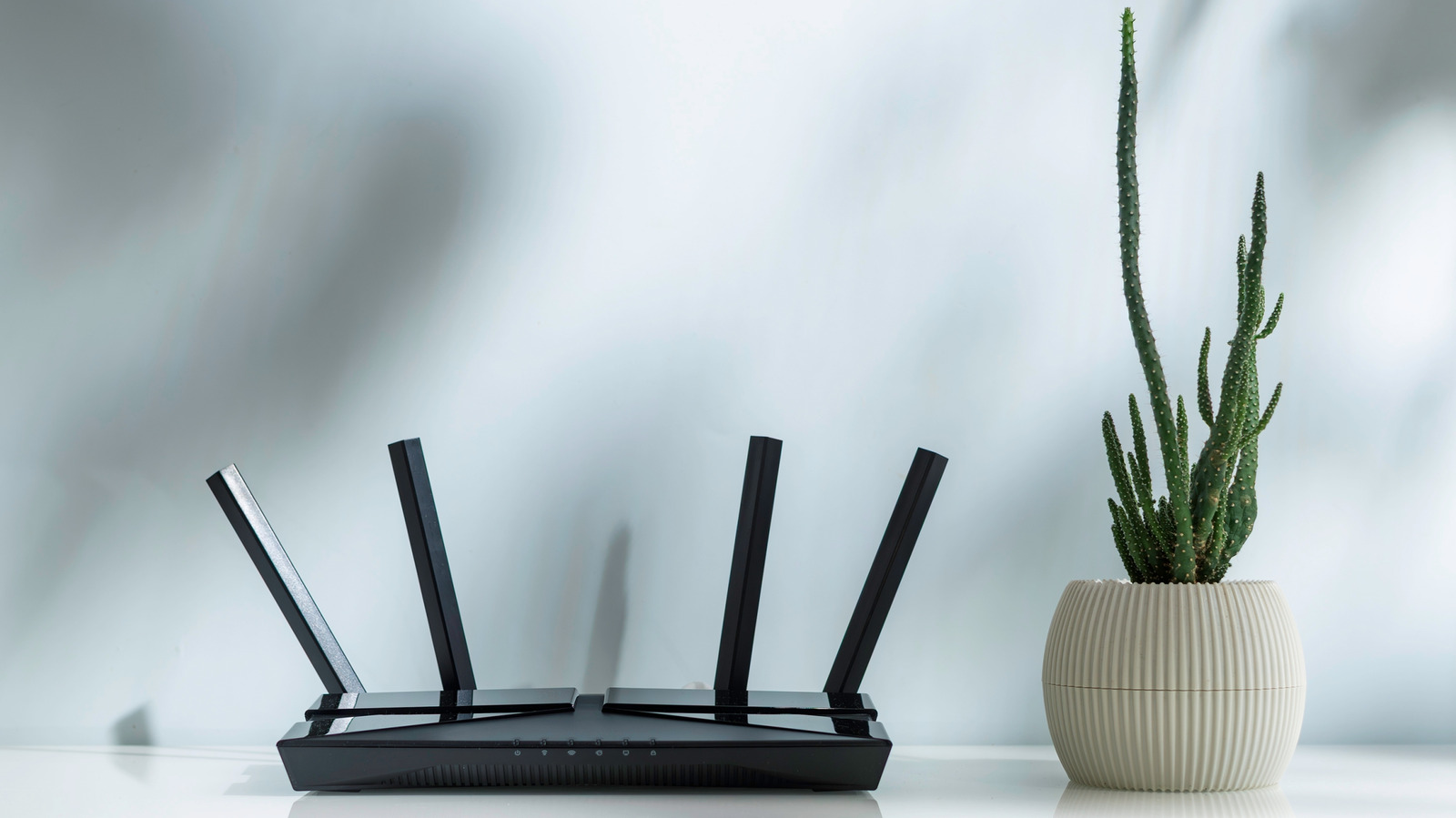 De juiste manier om de antennes van uw router te positioneren, hangt af van uw huis