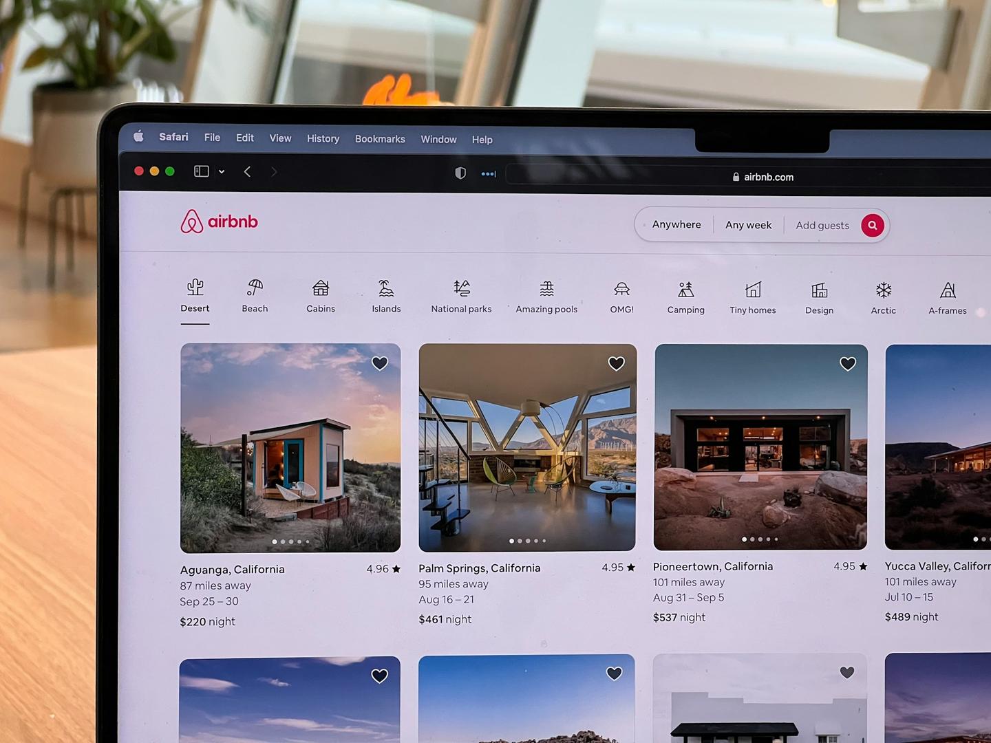 De CEO van Airbnb zegt dat X-account is gehackt en dat de aanvaller AI-slop heeft gepost op tokenisatie