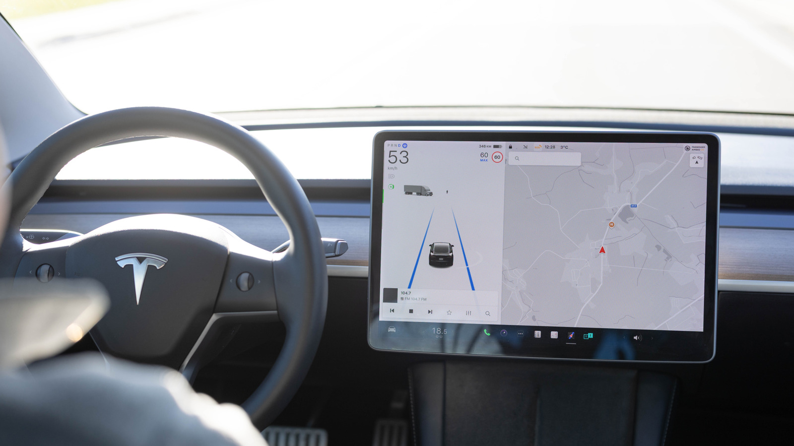 Tesla stortte op de automatische piloot neer in een huis in Texas, waarbij er één om het leven kwam