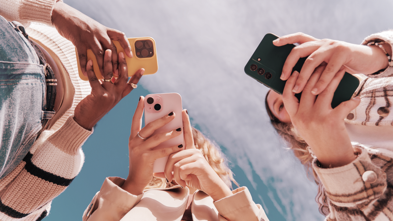 Gen Z denkt dat AI hun hersenen verrot, maar kan er niet mee ophouden het te gebruiken: enquête