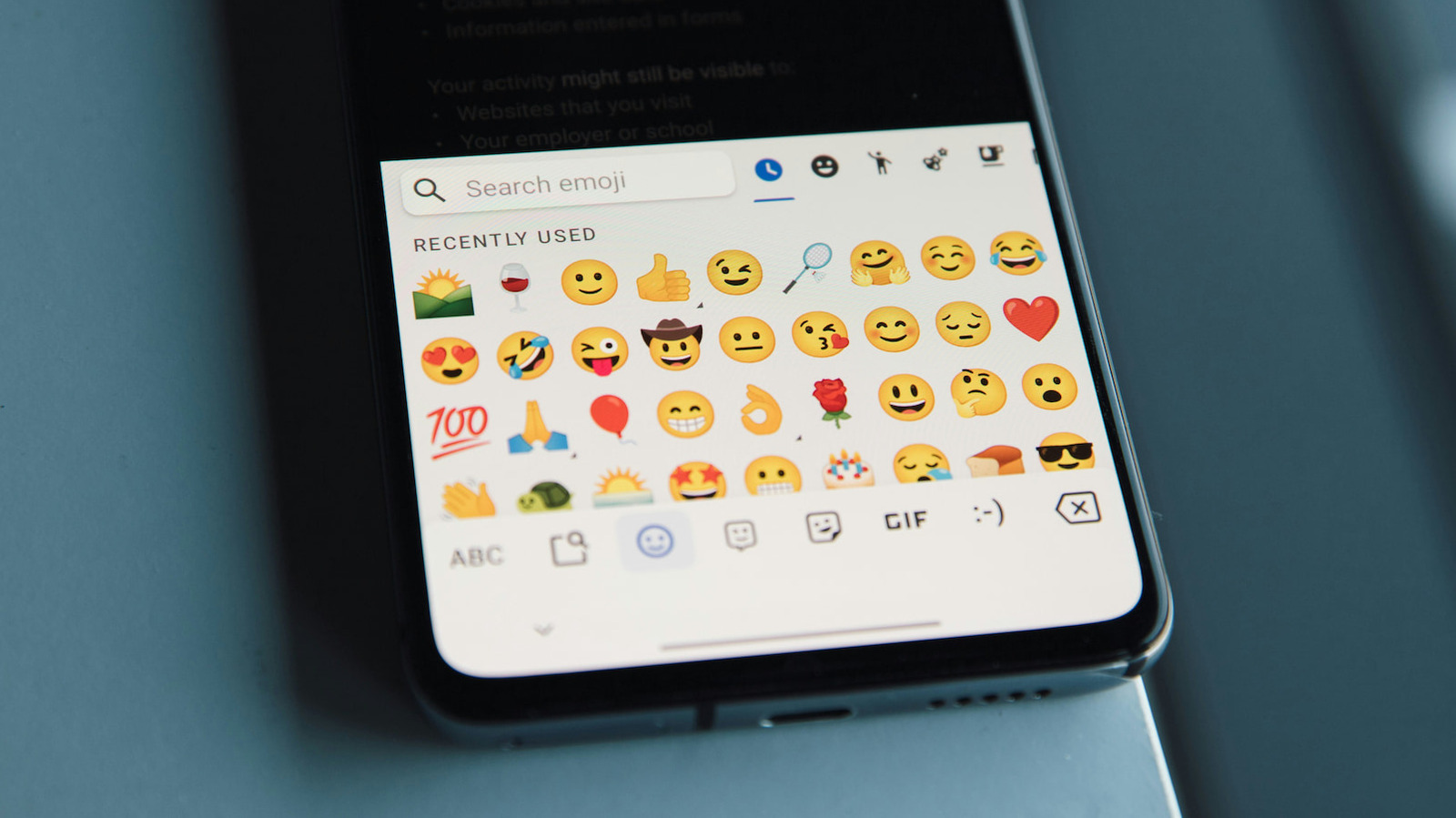 De volgende golf emoji kan je helpen schoonheid en existentiële angst op te roepen