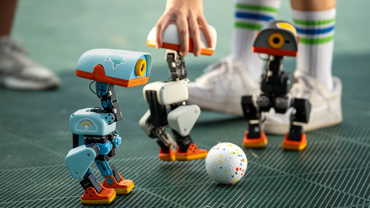 Het leukste speelgoed voor Kerstmis? CEO van Nvidia speelt met schattige Microduck-robots, 20.000 verkocht
