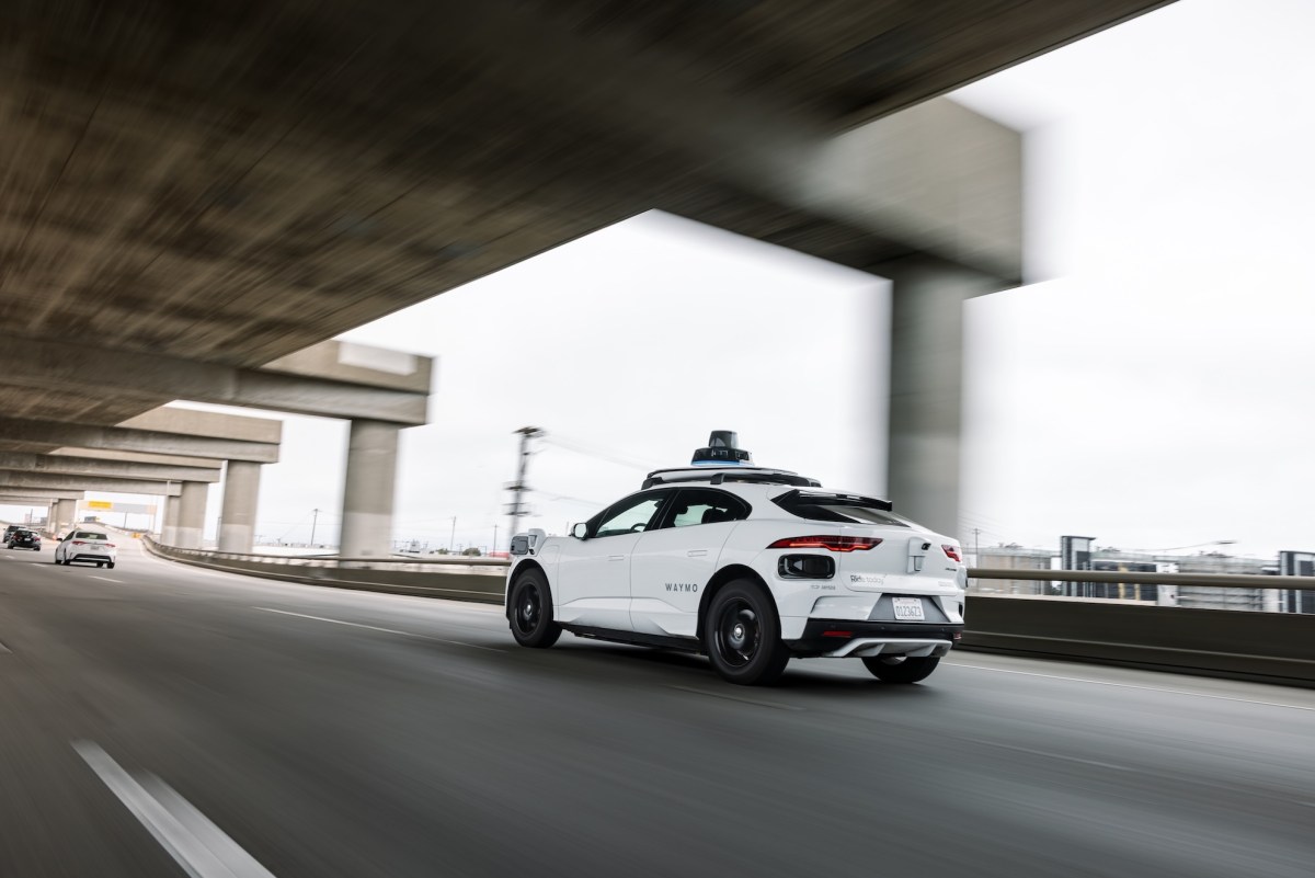 Waymo zegt dat het een betere benchmark heeft gebouwd voor het vergelijken van robotaxis met mensen