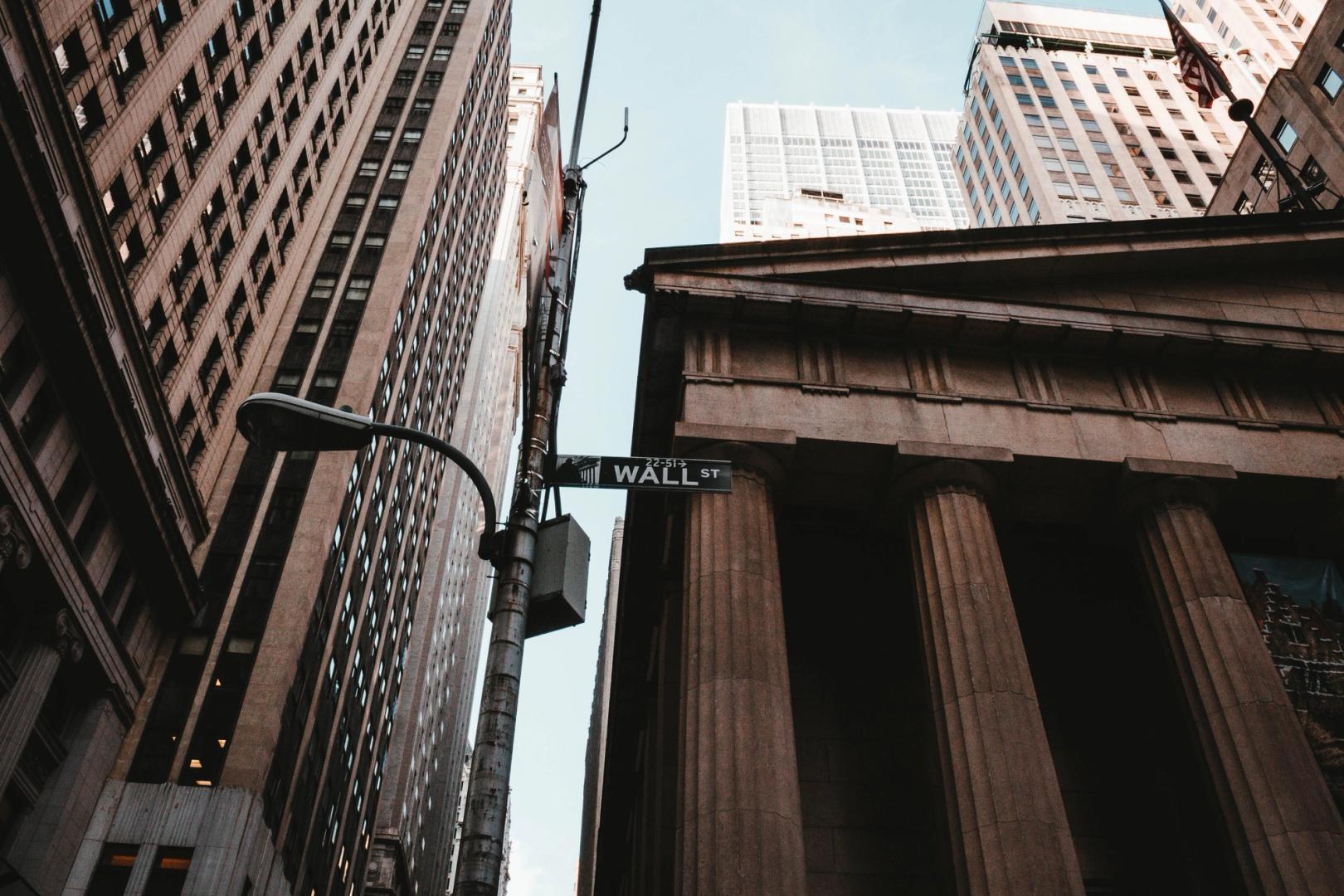 Miljarden die uit bitcoin-ETF’s en particuliere kredietfondsen stromen, duiden op stijgende marktrisico’s