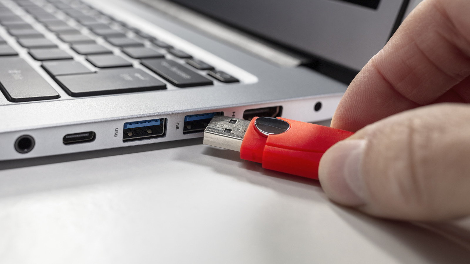 Hoe u uw USB-poorten veilig kunt reinigen