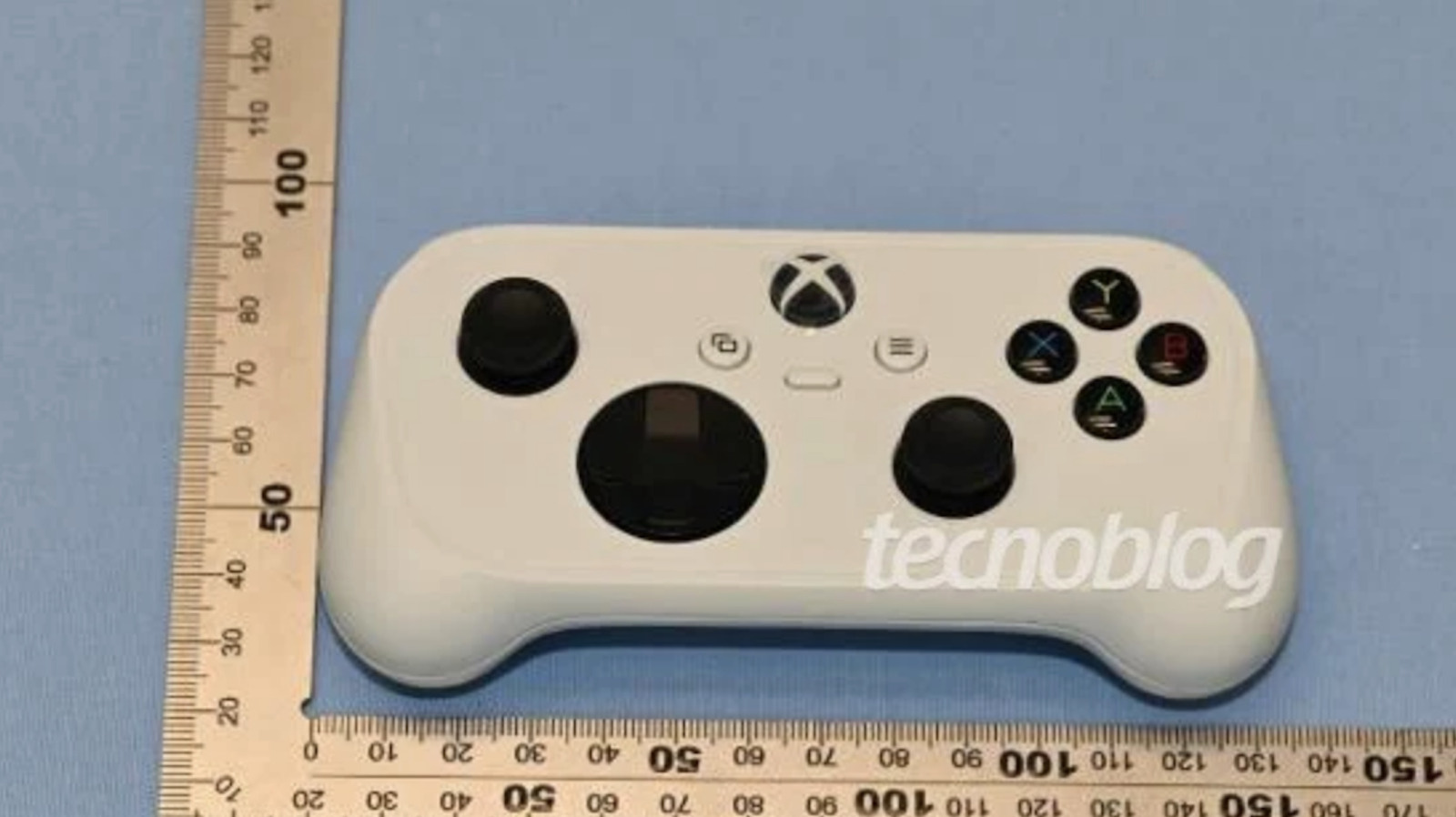 De nog niet uitgebrachte cloudcontroller van Microsoft is in het wild gespot en hij is piepklein