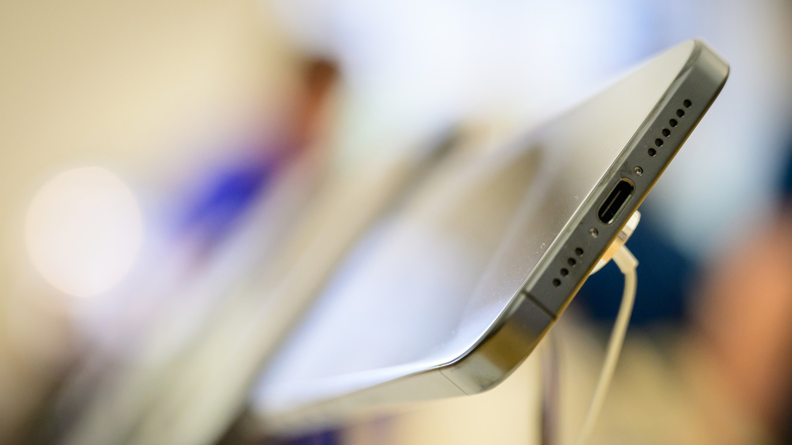 De USB-C-poort van je telefoon doet veel meer dan alleen opladen. Dit is wat hij nog meer kan doen
