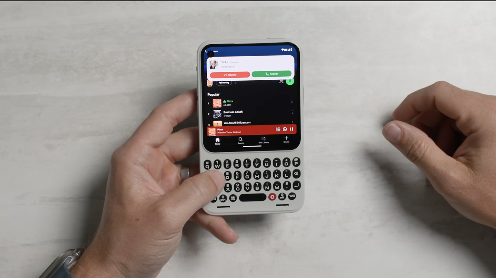Clicks pronkt met zijn Communicator-smartphone met een Blackberry-achtig toetsenbord