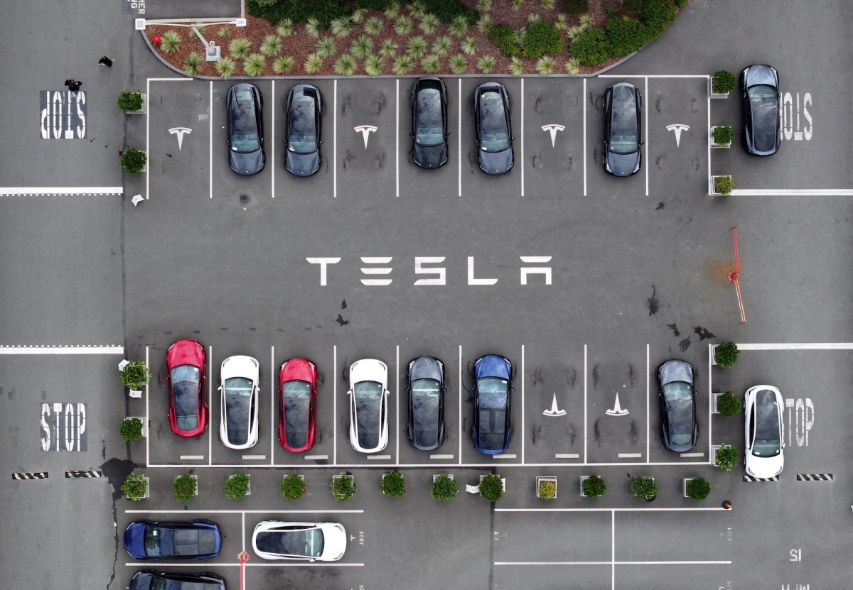 Tesla schikt FSD-crashzaak terwijl het federale onderzoek voortduurt