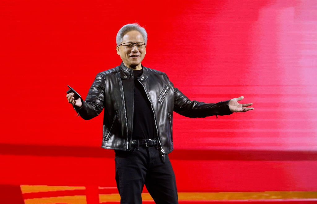 Terwijl werknemers zich zorgen maken over AI, zegt Jensen Huang van Nvidia dat AI ‘een enorm aantal banen creëert’