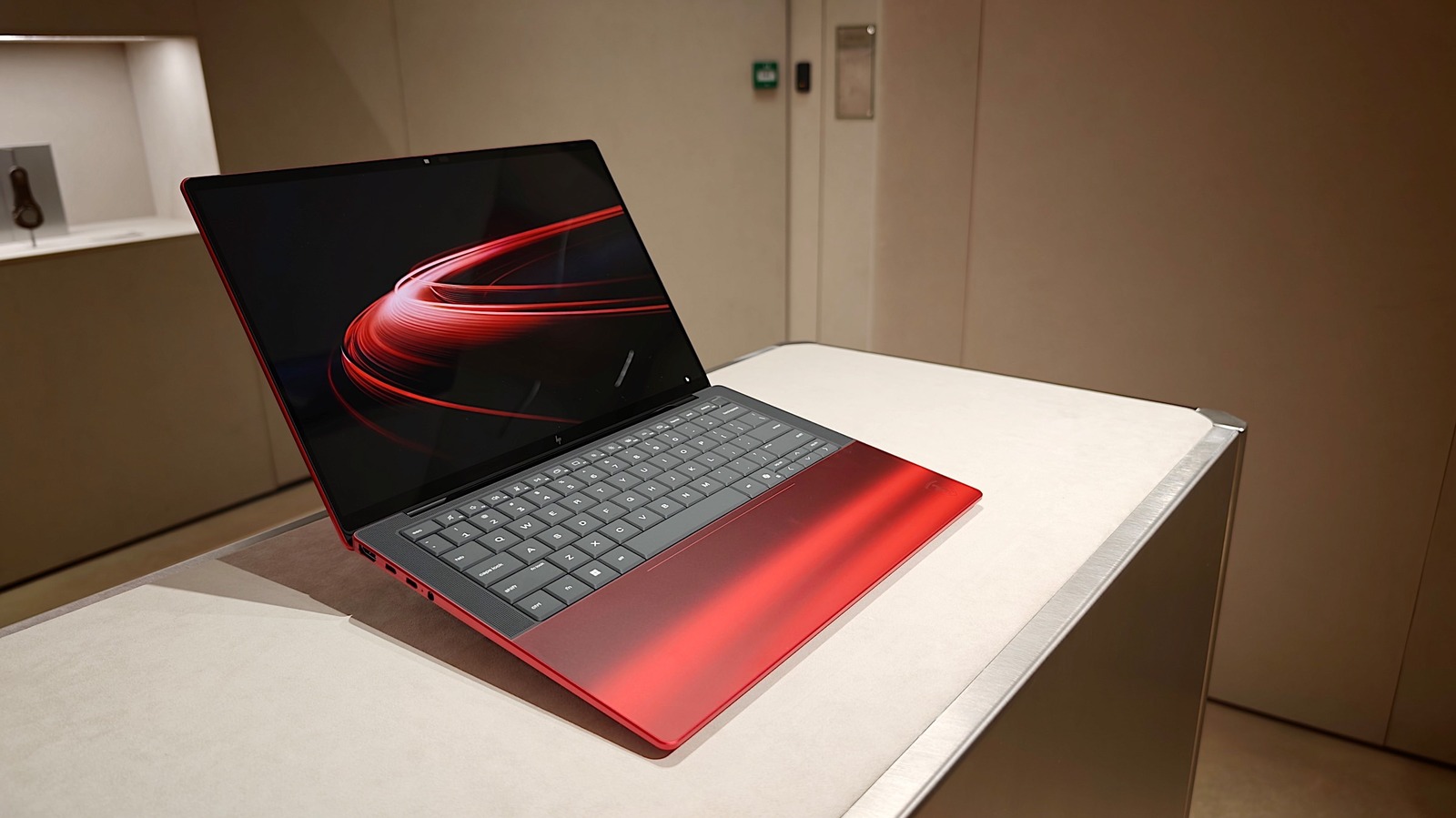 Ferrari en HP maakten felrode laptop met transparant 'motorcompartiment'