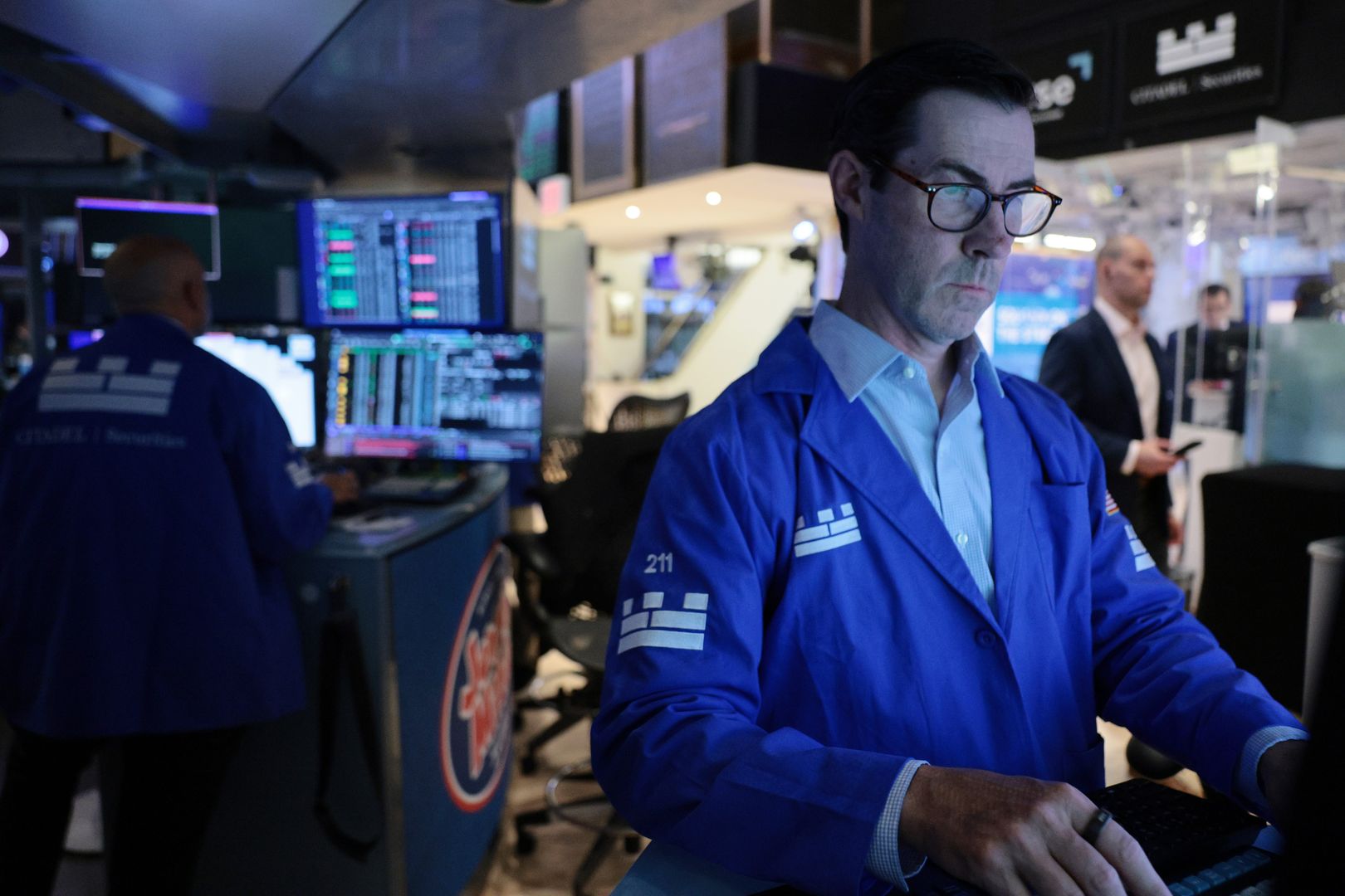 Het zwakke kwartaal van Coinbase zorgt ervoor dat Wall Street verdeeld is over de timing van een herstel
