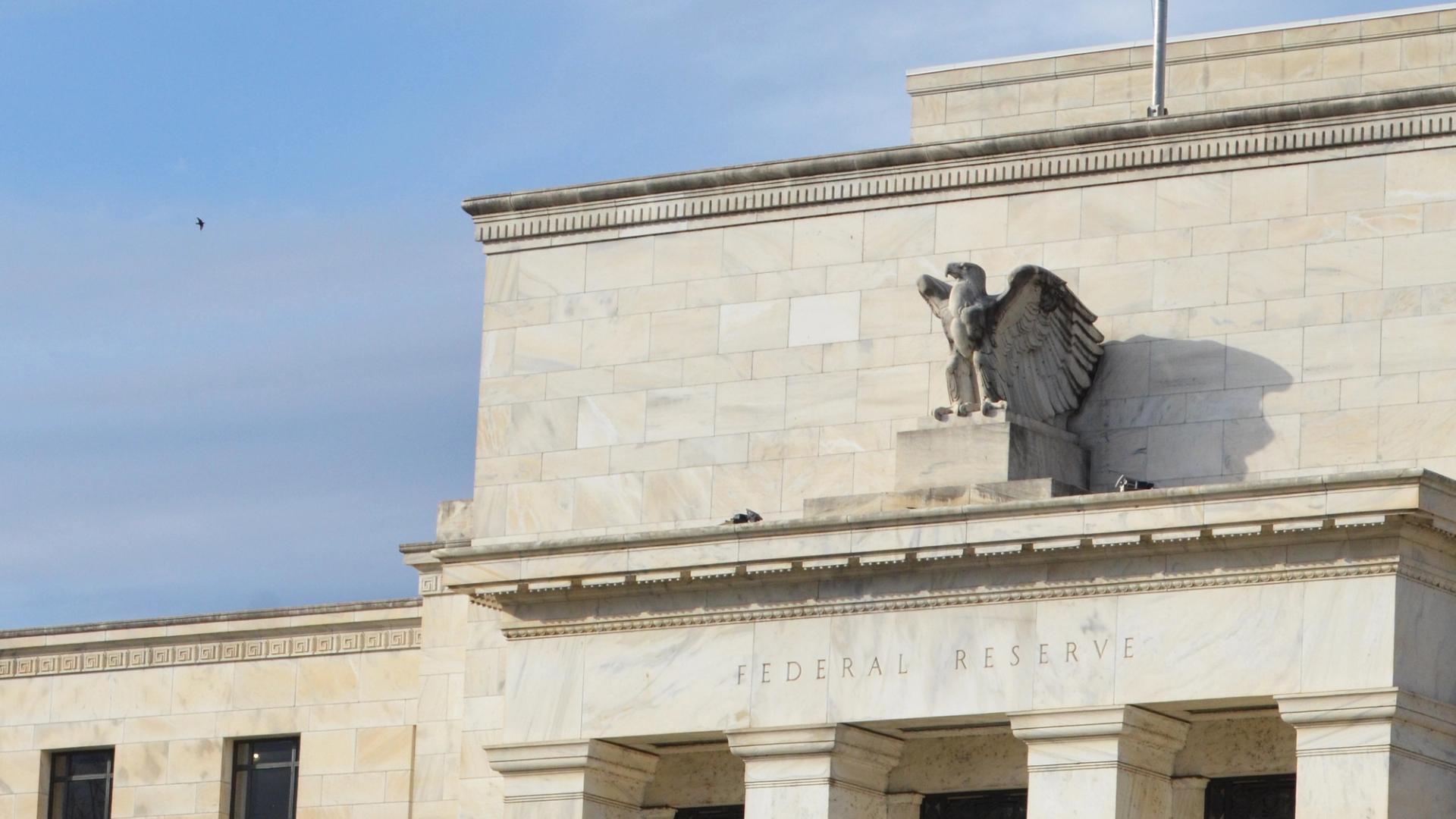 Amerikaanse agentschappen zoeken in de nieuwe GENIUS Act-pitch naar stablecoin-klant-ID-regels, vergelijkbaar met die van banken