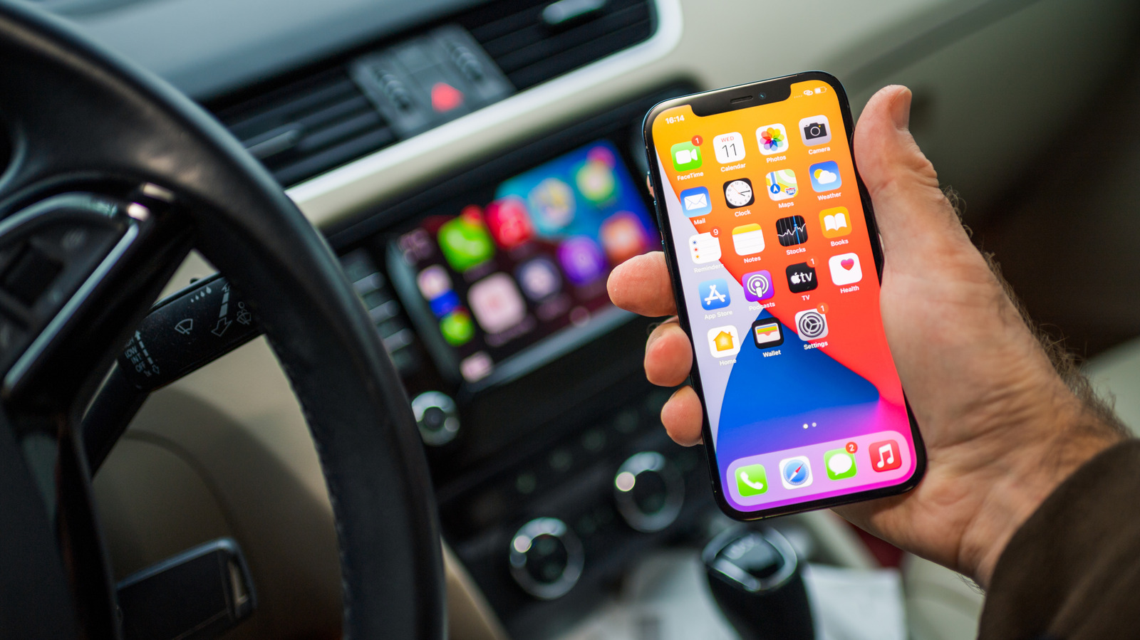 Bekabelde versus draadloze CarPlay: hoe verschillen ze en welke is beter te gebruiken?