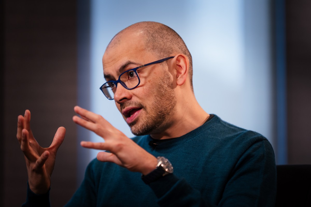 De CEO van DeepMind roept op tot een onafhankelijk normalisatie-orgaan om grens-AI te reguleren