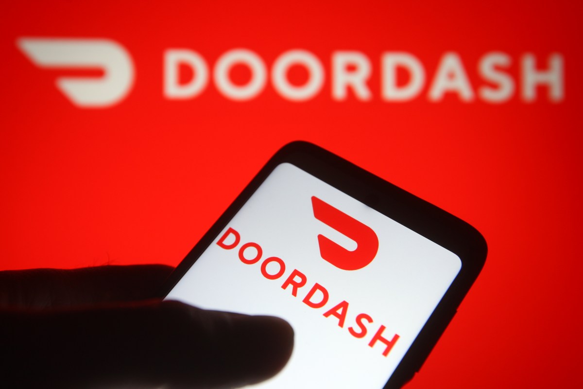 DoorDash voegt AI-tools toe om de onboarding van verkopers te versnellen en foto's van gerechten te bewerken