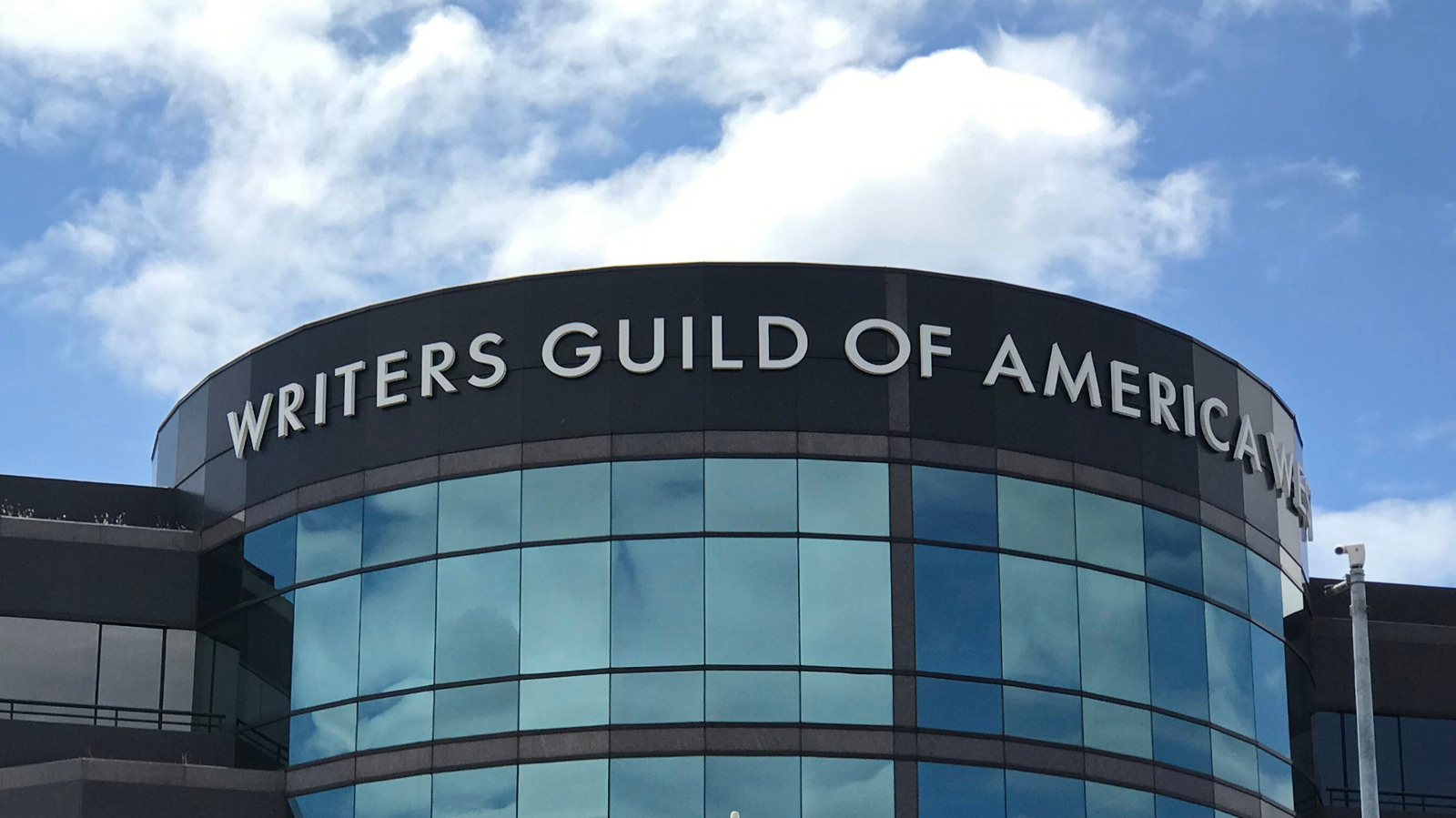 De WGA klaagt ook aan om de fusie tussen Paramount en Warner Bros. Discovery te blokkeren