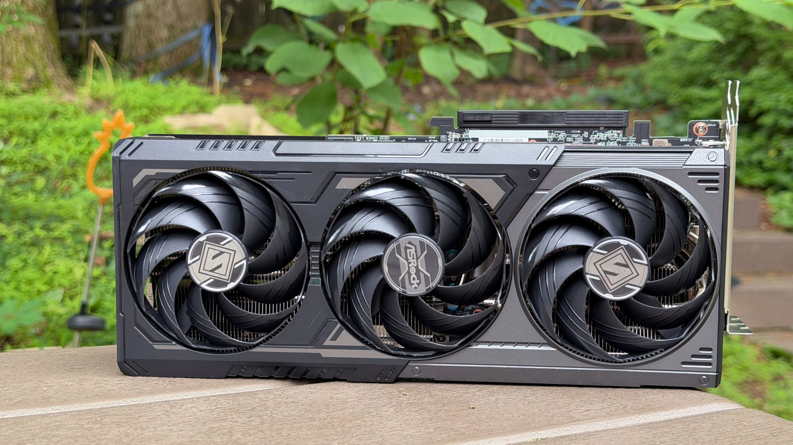 AMD Radeon RX 9070 GRE review: een goedkopere GPU voor een enorm duur tijdperk