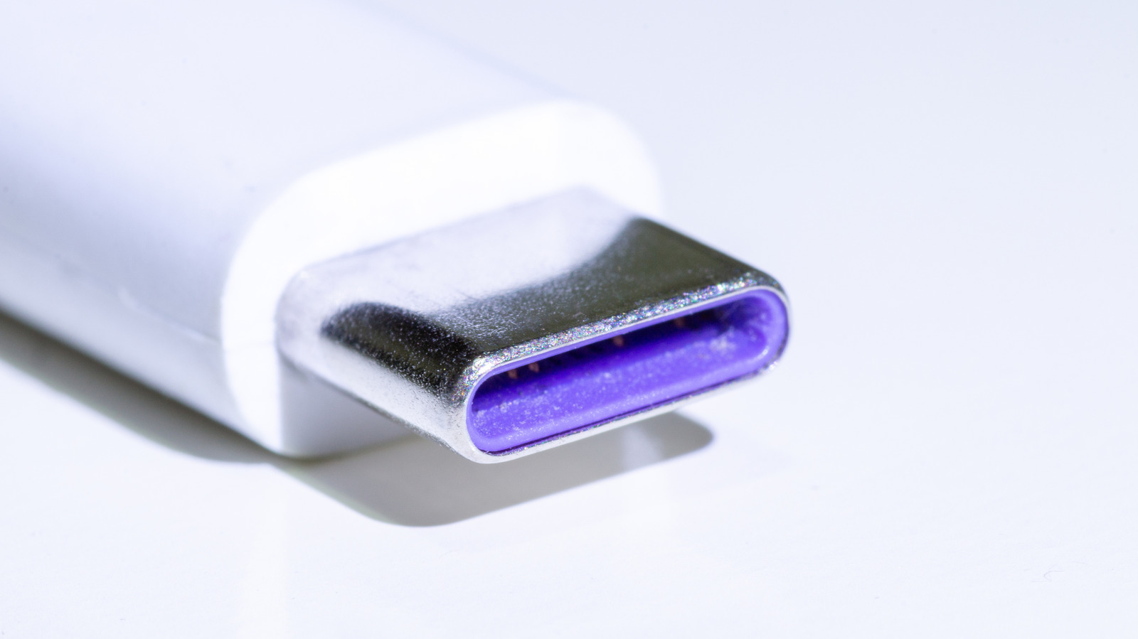 Waarom sommige USB-poorten paars zijn (en waarom ze zelden in de VS worden verkocht)
