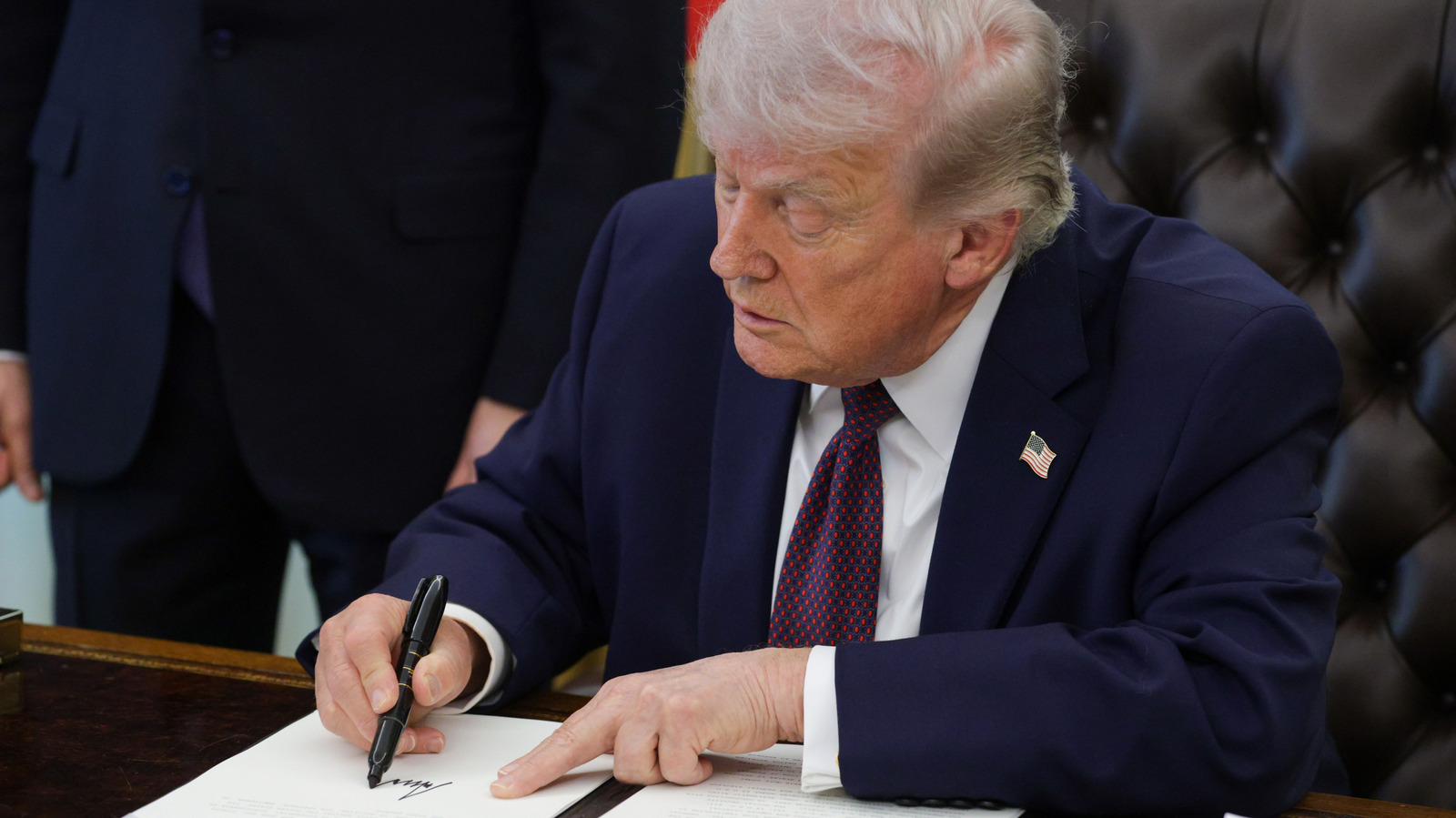 Trump tekent een teruggeschroefd AI-cyberbeveiligingsbevel
