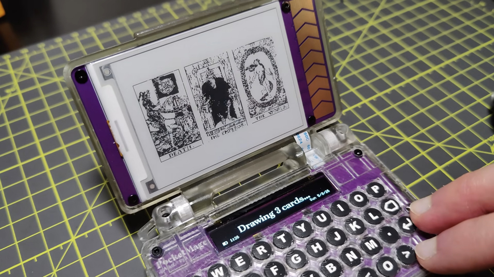 De PocketMage is een digitale assistent van E Ink die absoluut geobsedeerd is door tovenaars