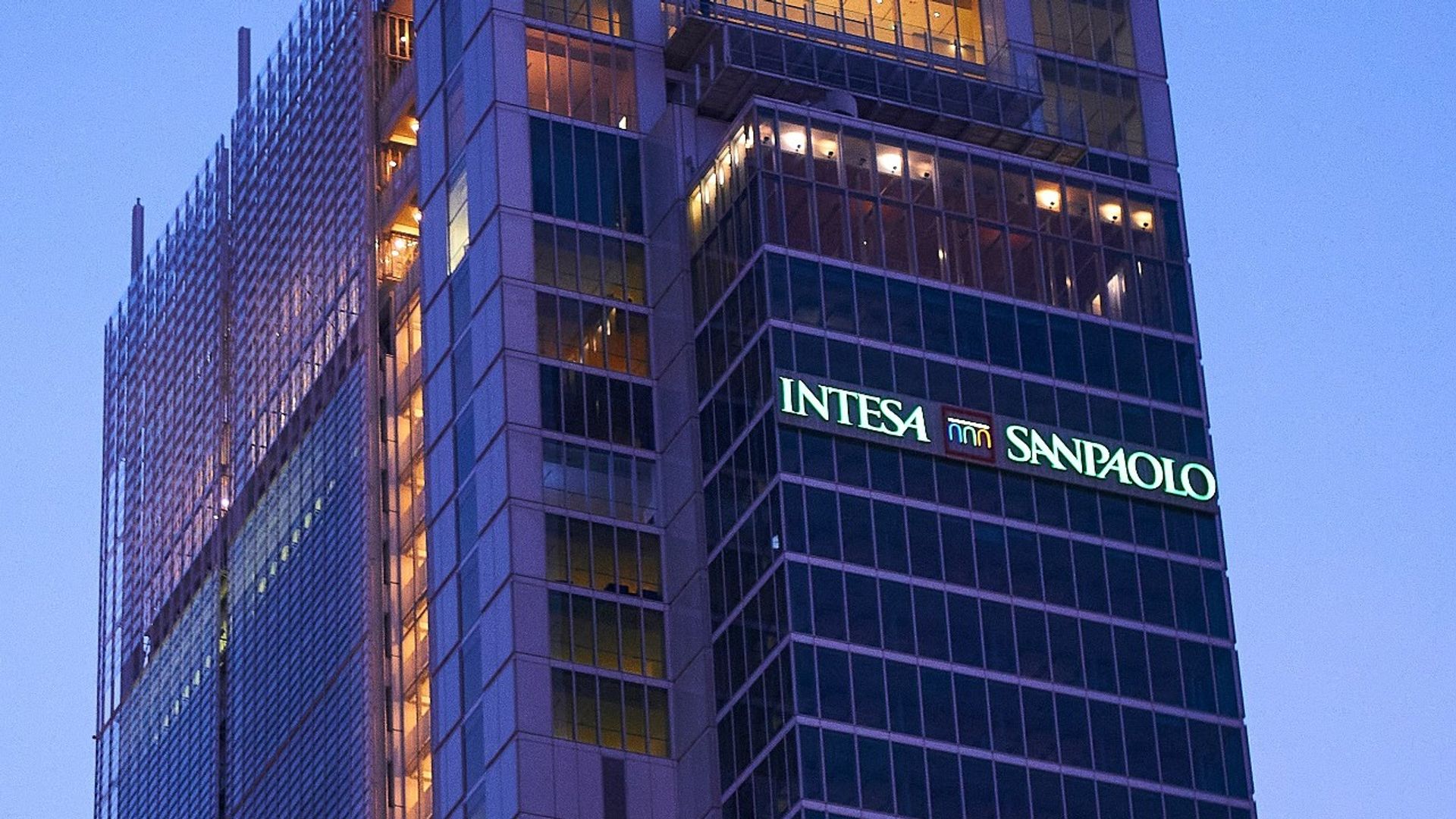Intesa Sanpaolo verlaagde het IBIT-belang met 94% in het tweede kwartaal en verdrievoudigde het bezit van ether ETF's terwijl de cryptoprijzen daalden