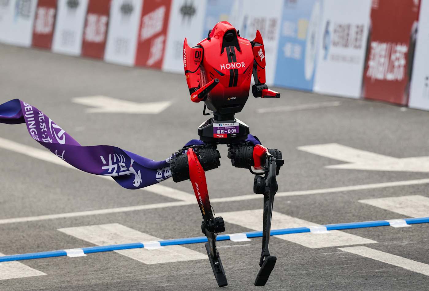 De robot-halve marathon van Peking is voor het tweede jaar terug met veel minder gênante resultaten