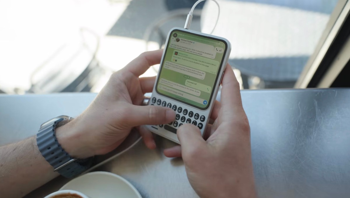 Clicks pronkt met zijn BlackBerry-geïnspireerde telefoon in een nieuwe hands-on video