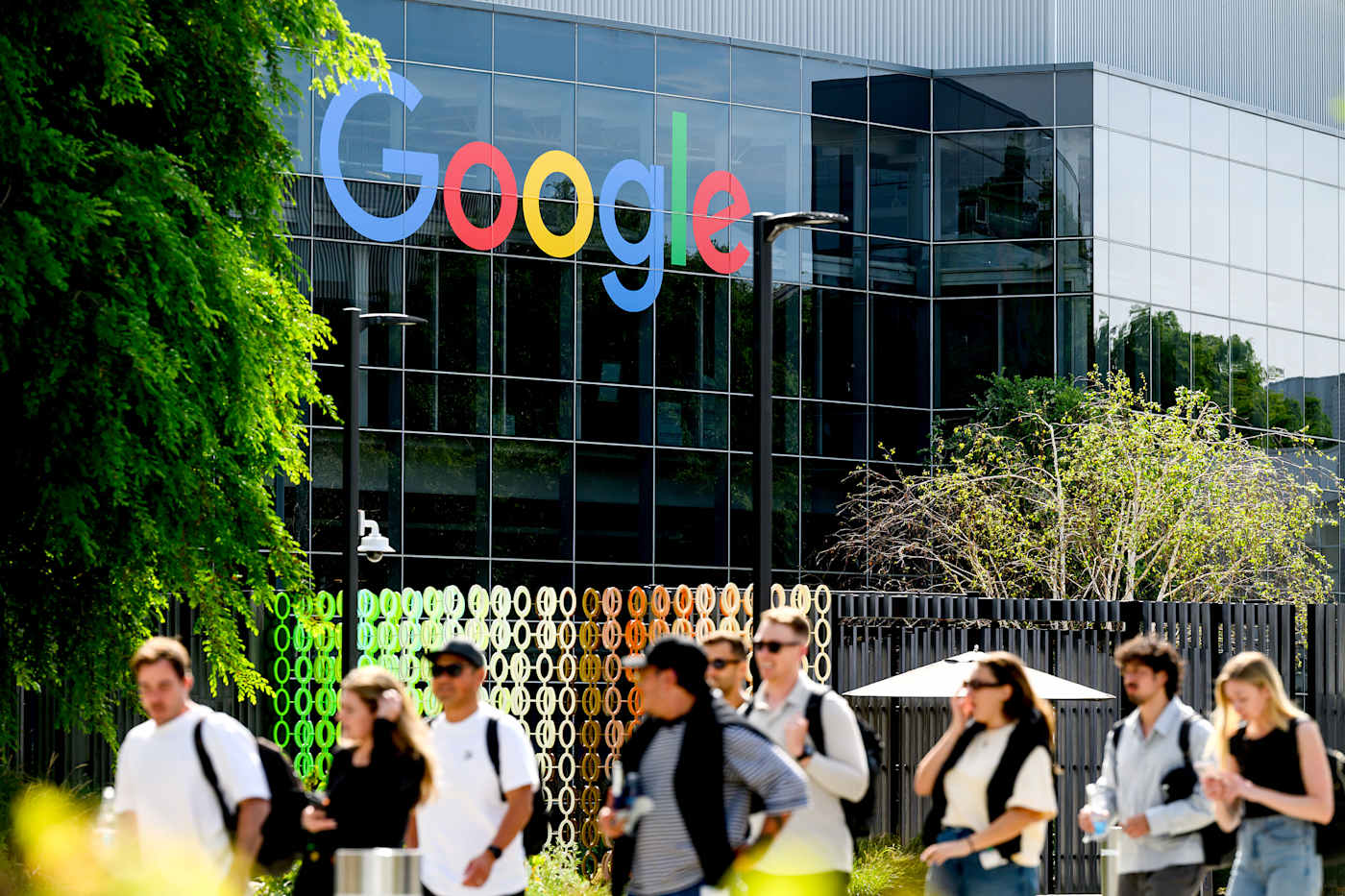 Google is van plan nog meer geld in Anthropic te investeren