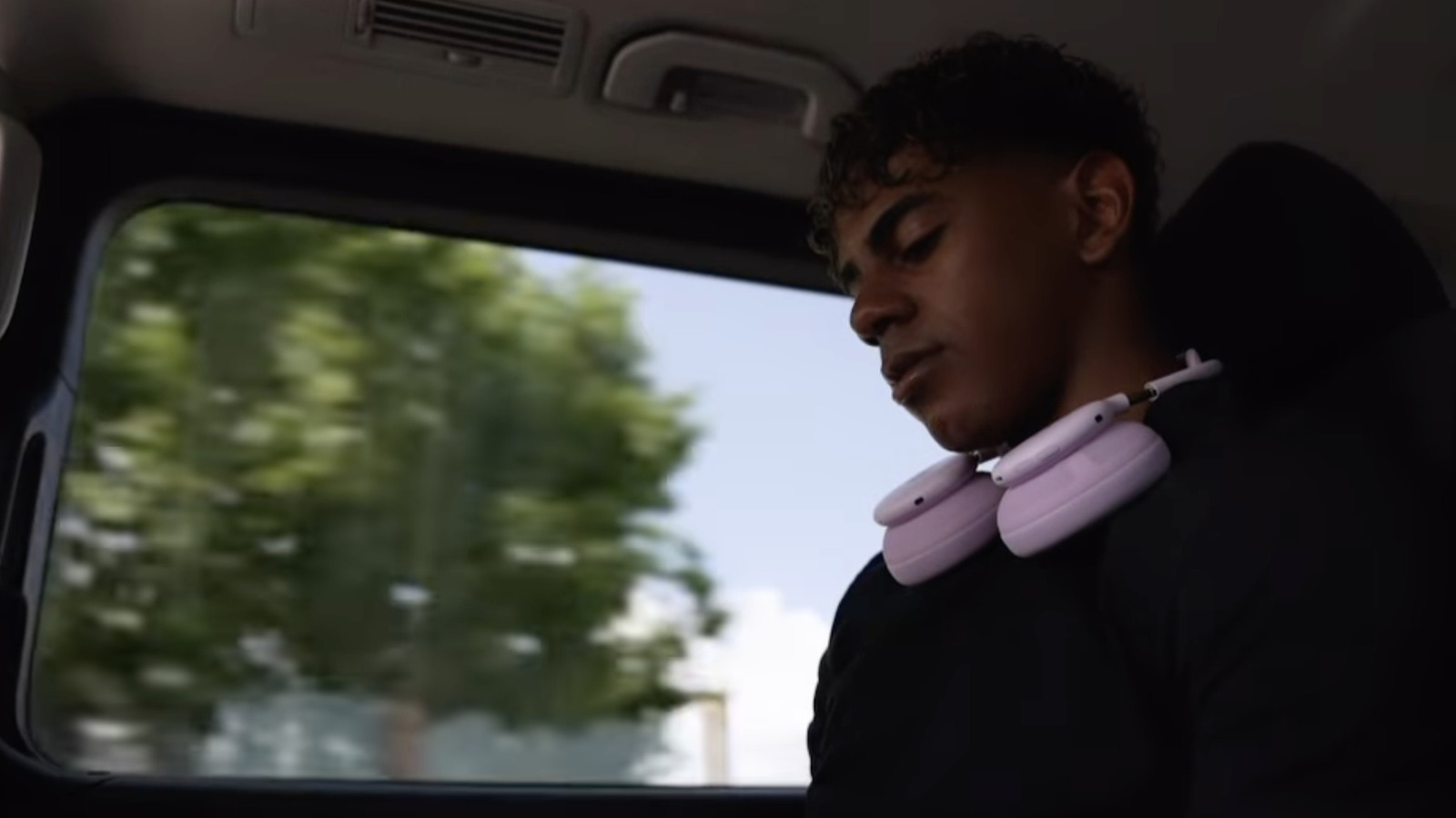 Lamine Yamal deelt onderweg foto's waarin hij de nieuwe Beats-koptelefoon plaagt
